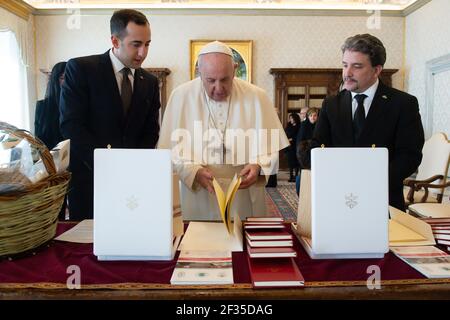 Vatikan. März 2021, 15th. Papst Franziskus empfing in Audienz die Kapitäne Regent der Serenischsten Republik von San Marino, die LL.EE. Die Herren Alessandro Cardelli und Mirko Dolcini im Vatikan Credit: Independent Photo Agency/Alamy Live News Stockfoto