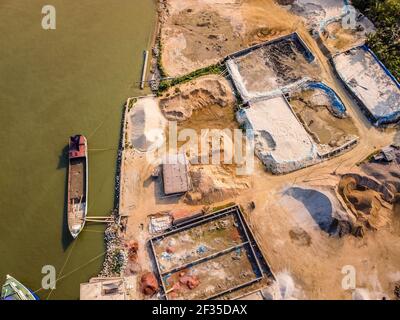 Barishal, Barishal, Bangladesch. März 2021, 15th. Under construction yard in Bangladesh Kredit: Mustasinur Rahman Alvi/ZUMA Wire/Alamy Live News Stockfoto