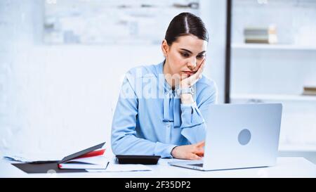 Verärgert Geschäftsfrau tippen auf Laptop im Büro Stockfoto