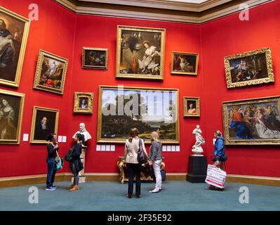 Frauen bewundern die Kunstwerke in der Scottish National Gallery, The Mound, Edinburgh, Schottland Stockfoto