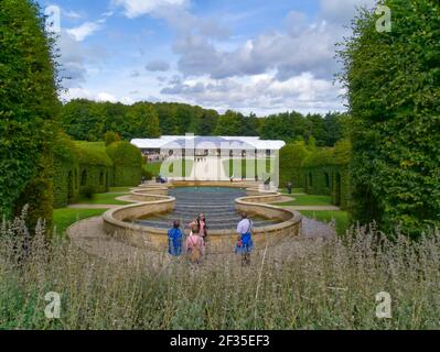 Die Menschen bewundern den Blick auf das Pavilion Café von der Spitze der Grand Cascade, Alnwick Garden ist eine beliebte Besucherattraktion, Alnwick, Northumberland Stockfoto