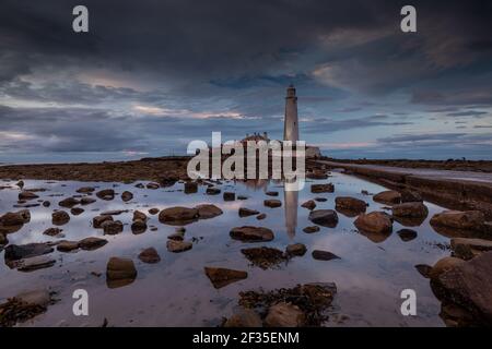 Ebbe am St. Mary's Lighthouse in Whitley Bay am Abend Stockfoto