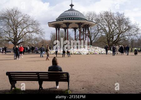 Blumensträuße werden am Bandstand auf Clapham Common für die ermordete Frau Sarah Everard am 15th. März 2021 in London, Großbritannien, zurückgelassen. Der Clapham Common Bandstand war am Samstag Schauplatz einer Nachtwache von Londoner Frauen, wurde aber wegen der Einschränkungen der Regierung Covid aufgelöst. Stockfoto