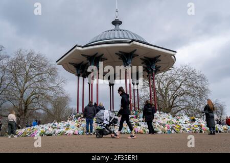 Blumensträuße werden am Bandstand auf Clapham Common für die ermordete Frau Sarah Everard am 15th. März 2021 in London, Großbritannien, zurückgelassen. Der Clapham Common Bandstand war am Samstag Schauplatz einer Nachtwache von Londoner Frauen, wurde aber wegen der Einschränkungen der Regierung Covid aufgelöst. Stockfoto