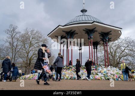 Blumensträuße werden am Bandstand auf Clapham Common für die ermordete Frau Sarah Everard am 15th. März 2021 in London, Großbritannien, zurückgelassen. Der Clapham Common Bandstand war am Samstag Schauplatz einer Nachtwache von Londoner Frauen, wurde aber wegen der Einschränkungen der Regierung Covid aufgelöst. Stockfoto