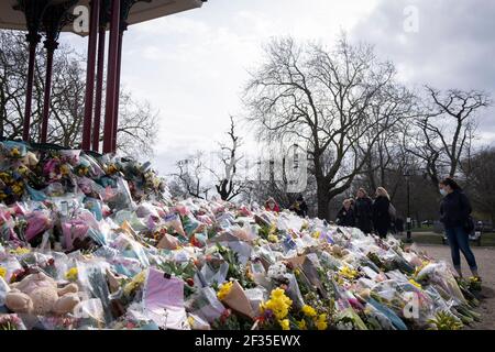 Blumensträuße werden am Bandstand auf Clapham Common für die ermordete Frau Sarah Everard am 15th. März 2021 in London, Großbritannien, zurückgelassen. Der Clapham Common Bandstand war am Samstag Schauplatz einer Nachtwache von Londoner Frauen, wurde aber wegen der Einschränkungen der Regierung Covid aufgelöst. Stockfoto