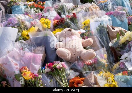 Blumensträuße werden am Bandstand auf Clapham Common für die ermordete Frau Sarah Everard am 15th. März 2021 in London, Großbritannien, zurückgelassen. Der Clapham Common Bandstand war am Samstag Schauplatz einer Nachtwache von Londoner Frauen, wurde aber wegen der Einschränkungen der Regierung Covid aufgelöst. Stockfoto