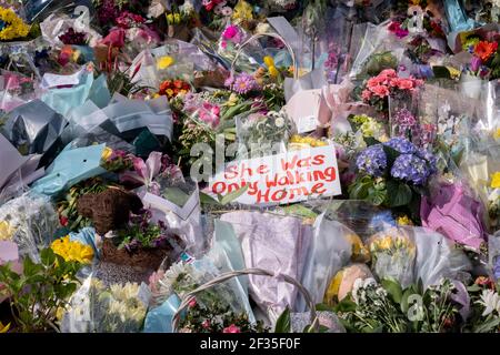 Blumensträuße werden am Bandstand auf Clapham Common für die ermordete Frau Sarah Everard am 15th. März 2021 in London, Großbritannien, zurückgelassen. Der Clapham Common Bandstand war am Samstag Schauplatz einer Nachtwache von Londoner Frauen, wurde aber wegen der Einschränkungen der Regierung Covid aufgelöst. Stockfoto