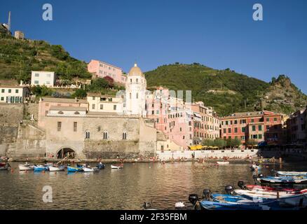 Italien, Ligurien: Das Dorf Vernazza im Nationalpark Cinque Terre, UNESCO Weltkulturerbe Stockfoto