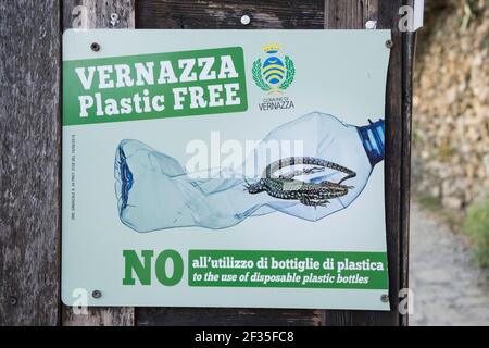 Italien, Ligurien, Küstengebiet Cinque Terre (die fünf Länder): Kampagne gegen die Verwendung von Plastikflaschen in Vernazza, im Nationalpark Cinque Terre Stockfoto