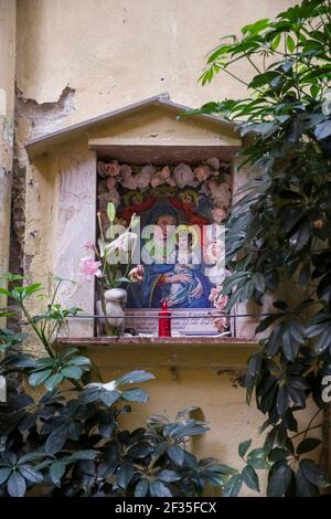 Italien, Ligurien: Dorf Vernazza im Nationalpark Cinque Terre, UNESCO Weltkulturerbe. Madonna mit Kind in einer Nische in einer Hauswand Stockfoto