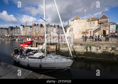 Honfleur (Normandie, Nordfrankreich): Segelboot, das den ÒVieux Bassin' (altes Dock) verlässt. Im Hintergrund das Gebäude ÒLa LieutenanceÓ, regie Stockfoto