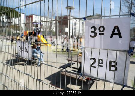 Lissabon, Portugal. März 2021, 15th. Grundschüler spielen in der Schule Gomes Freire de Andrade, wenn die Schüler nach einer Zeit der obligatorischen Sperrung aufgrund der Covid-19-Pandemie am 15. März 2021 in Oeiras, Portugal, in den Unterricht zurückkehren. Die portugiesische Regierung hat einen vierstufigen Plan zur Lockerung der COVID-19-Beschränkungen im Laufe des Impfprogramms aufgestellt, wobei die erste Stufe am 15. März mit der Wiedereröffnung von Kindergärten, Kindergärten und Grundschulen sowie Friseuren, Barbierläden und Buchhandlungen beginnt. Quelle: Pedro Fiuza/ZUMA Wire/Alamy Live News Stockfoto