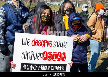 März 13, 2021. Boston, MA. Kundgebung und marsch gegen antiasiatischen Hass und Rassismus. Ein paar hundert Menschen versammelten sich am Boston Common Samstag, um zu protestieren r Stockfoto