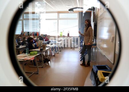 Lissabon, Portugal. März 2021, 15th. Ein Lehrer mit Gesichtsmasken gibt am 15. März 2021 in Oeiras, Portugal, einen Kurs in der Schule von Gomes Freire de Andrade ab, während die Schüler nach einer obligatorischen Sperrzeit aufgrund der Covid-19-Pandemie in den Unterricht zurückkehren. Die portugiesische Regierung hat einen vierstufigen Plan zur Lockerung der COVID-19-Beschränkungen im Laufe des Impfprogramms aufgestellt, wobei die erste Stufe am 15. März mit der Wiedereröffnung von Kindergärten, Kindergärten und Grundschulen sowie Friseuren, Barbierläden und Buchhandlungen beginnt. Quelle: Pedro Fiuza/ZUMA Wire/Alamy Live News Stockfoto