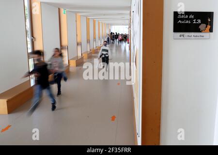 Lissabon, Portugal. März 2021, 15th. Die Grundschüler laufen in der Halle der Schule Gomes Freire de Andrade, als die Schüler nach einer Zeit der obligatorischen Sperrung aufgrund der Covid-19-Pandemie am 15. März 2021 in Oeiras, Portugal, in den Unterricht zurückkehren. Die portugiesische Regierung hat einen vierstufigen Plan zur Lockerung der COVID-19-Beschränkungen im Laufe des Impfprogramms aufgestellt, wobei die erste Stufe am 15. März mit der Wiedereröffnung von Kindergärten, Kindergärten und Grundschulen sowie Friseuren, Barbierläden und Buchhandlungen beginnt. Quelle: Pedro Fiuza/ZUMA Wire/Alamy Live News Stockfoto