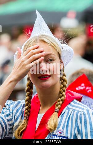 Holländerin in traditioneller Tracht auf dem Käsemarkt von Alkmaar, Stockfoto