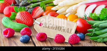 Regionales Obst und Gemüse mit Etikett Stockfoto