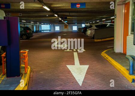 Ausgang eines Parkhauses Stockfoto