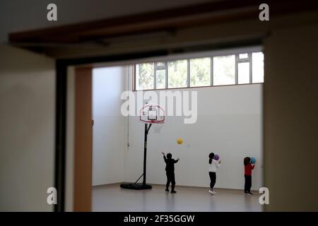 Lissabon, Portugal. März 2021, 15th. Grundschüler besuchen eine Sportklasse in der Gomes Freire de Andrade Schule, da die Schüler nach einer Zeit der obligatorischen Sperre aufgrund der Covid-19 Pandemie am 15. März 2021 in Oeiras, Portugal, in den Unterricht zurückkehren. Die portugiesische Regierung hat einen vierstufigen Plan zur Lockerung der COVID-19-Beschränkungen im Laufe des Impfprogramms aufgestellt, wobei die erste Stufe am 15. März mit der Wiedereröffnung von Kindergärten, Kindergärten und Grundschulen sowie Friseuren, Barbierläden und Buchhandlungen beginnt. Quelle: Pedro Fiuza/ZUMA Wire/Alamy Live News Stockfoto