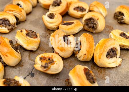 Frisch gebackene goldene Patties mit Pilzen auf Backpapier. Stockfoto