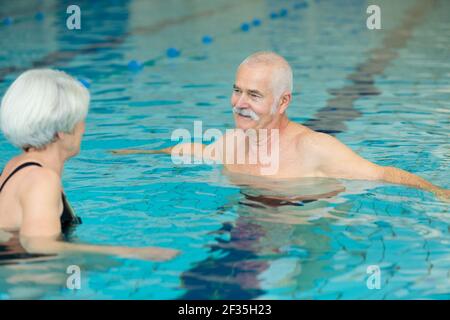 Ältere Leute, die im Schwimmbad aktiv sind Stockfoto