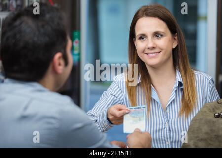 verkäufer und Austausch von 20 Euro Stockfoto