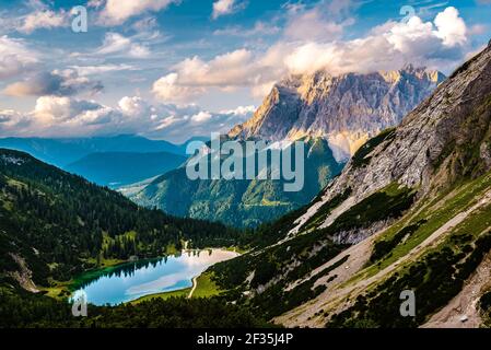 Berglandschaftsfoto der Alpen bei Ehrwald, Tirol, Österreich. Malerischer Panoramablick auf die Birnen und den See im Tal. Stockfoto