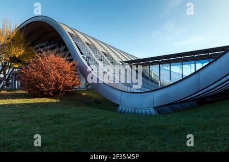 Schweiz, Bern, das Zentrum Paul Klee, entworfen von Renzo Piano, einem Museum, das dem Künstler Paul Klee gewidmet ist. Stockfoto