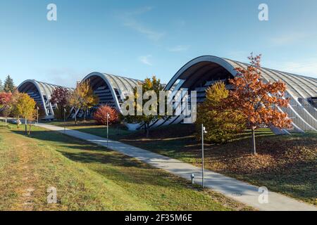 Schweiz, Bern, das Zentrum Paul Klee, entworfen von Renzo Piano, einem Museum, das dem Künstler Paul Klee gewidmet ist. Stockfoto