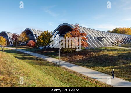 Schweiz, Bern, das Zentrum Paul Klee, entworfen von Renzo Piano, einem Museum, das dem Künstler Paul Klee gewidmet ist. Stockfoto