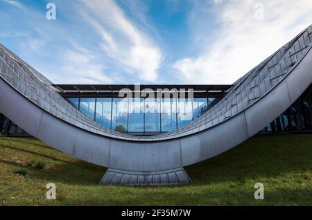 Schweiz, Bern, das Zentrum Paul Klee, entworfen von Renzo Piano, einem Museum, das dem Künstler Paul Klee gewidmet ist. Stockfoto