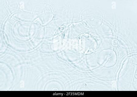 Klare Wasseroberfläche aus der Nähe. Sauberes Wasser mit Tröpfchen, Draufsicht. Stockfoto