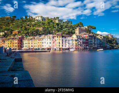 Panoramablick auf den leeren Hafen von Portofino. Berühmte kleine Küstenstadt. Cinque Terre, Ligurien, Italien. Stockfoto