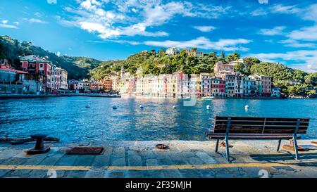 Panoramablick auf das kleine Küstendorf mit einer Reihe von bunten Hausfassaden am Wasser. Cinque Terre, Ligurien, Italien. Stockfoto