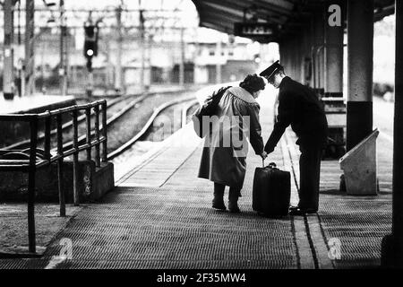 Bahngleiter an der British Rail Crewe Station DBase Stockfoto