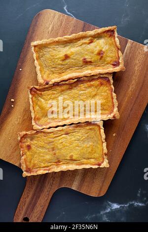 Blick von oben auf drei frisch gebackene Kürbis-Kuchen-Bars Auf Holzbrett Stockfoto