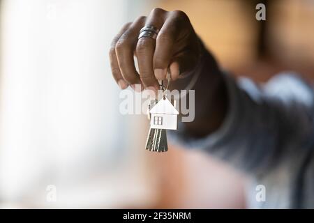 Nahaufnahme von jungen afrikanischen männlichen Hand halten Bündel von Schlüsseln Stockfoto