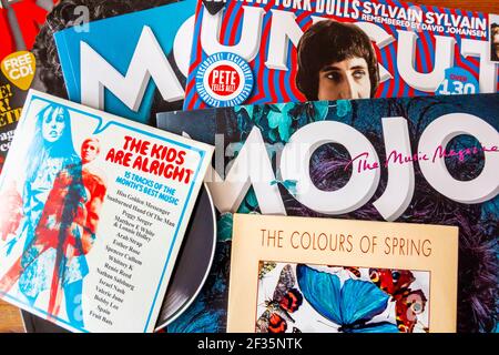 Ausgaben von Uncut und Mojo Britische Musikzeitschriften, die Heritage Rock mit einer kostenlosen Cover-CD abdecken, die mit jedem Exemplar verschenkt wird. Stockfoto