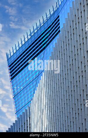 Abstrakte Architektur & moderne Baustoffe in façade zwei Büro Strukturen blaue Höhe durch künstliche Beleuchtung Sonnenschein auf grauen Verkleidung VEREINIGTES KÖNIGREICH Stockfoto