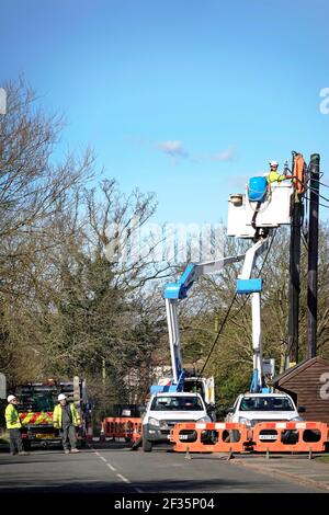 UK Power Networks Distribution Business Cherry Picker Truck & Elektriker Arbeiter verbinden neue Stromkabel an der Spitze der Pole Essex UK Stockfoto
