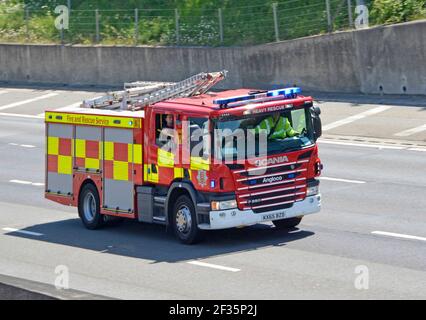 Essex County Feuerwehr Service Crew schwere Rettung Angloco Feuer Motor am Scania Chassis 999 Notruf Fahren auf M25 Autobahn nach RTA England UK Stockfoto