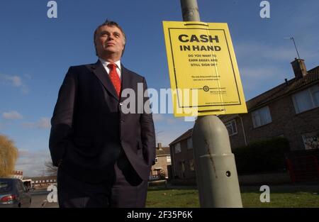 ANDREW SMITH IN SEINEM HAUS AUF DEM ANWESEN VON BLACKBIRD LEYS IN OXFORD,27/2/04 PILSTON Stockfoto