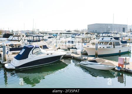 Tacoma, Washington, USA. März 2021. Boote auf Puget Sound an einem klaren sonnigen Tag Stockfoto