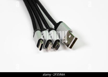 Universal-Ladegeräte-Köpfe isolieren auf weißem Hintergrund Stockfoto