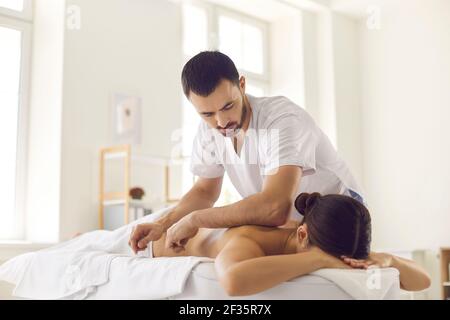 Massage Körperpflege in der medizinischen Klinik von professionellen Arzt Masseur Stockfoto