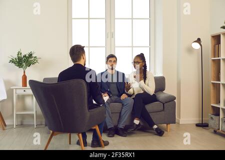 Junges Paar versucht, Familie Konflikt mit Hilfe von zu lösen Professioneller Therapeut Stockfoto
