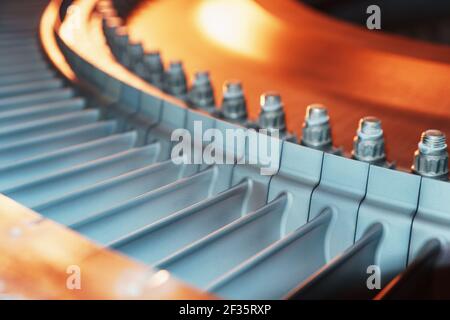 Turbinengeneratorrotor mit Rotorblättern und Scheiben, Innenansicht. Elemente, Details und Mechanismen von Windenergieanlagen. Energie und Maschinenbau Stockfoto