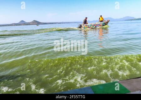 Kisumu, Nyanza, Kenia. März 2021, 9th. Ein Boot, das während der Lake Victoria FlipFlopi Expedition durch ein Gebiet des Viktoriasees fährt, das von der Algenblüte betroffen ist. Wissenschaftler sagen, dass Algenblüte schädlich für das Wasserleben ist.das FlipFlopi-Boot macht eine Reise um Afrikas größte Seen, um das Bewusstsein für Plastikverschmutzung zu schärfen. Quelle: James Wakibia/SOPA Images/ZUMA Wire/Alamy Live News Stockfoto