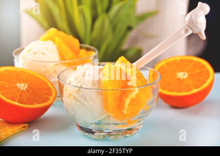 Hausgemachtes frisches Orangeneis mit Orangenscheiben. Sommerdessert Stockfoto